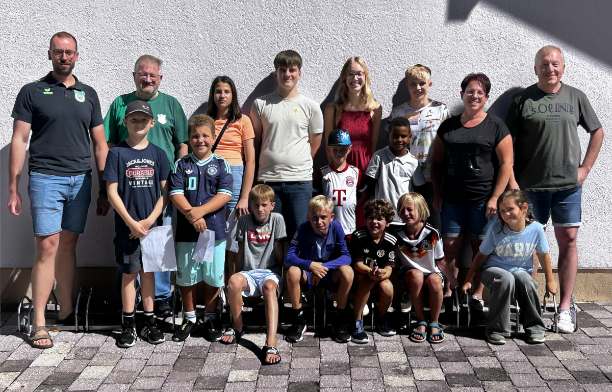 Gruppenfoto der Teilnehmerinnen und Teilnehmer des Ferienprogramms der Schützensektion Oberding mit Betreuern vor dem Vereinsgebäude in Oberding.